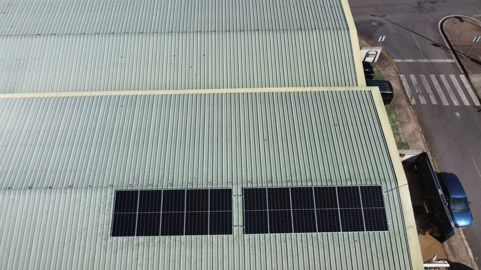 Instalación coplanar en cubierta industrial. Cáceres